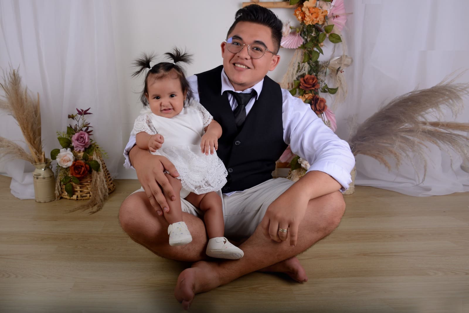 Edinson J. Hernandez junto a su hija en 2022, año de consolidación patrimonial y financiera