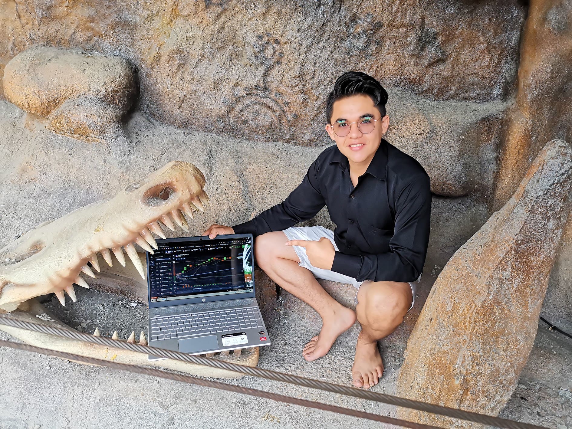 Edinson J. Hernandez en sus primeros años analizando gráficos de la bolsa de valores