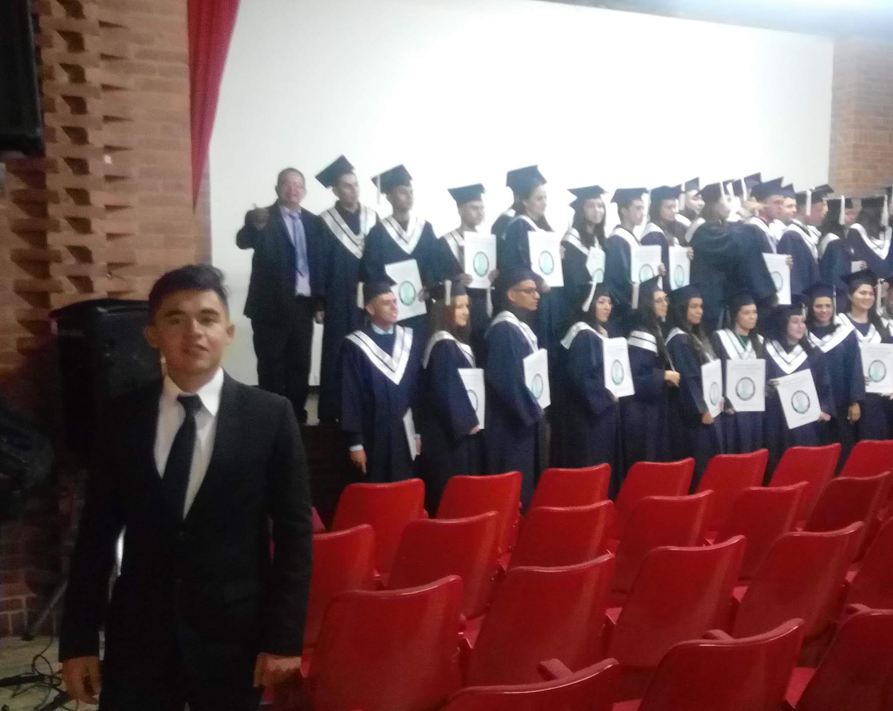 Edinson J. Hernandez dictando clases de informática en 2016